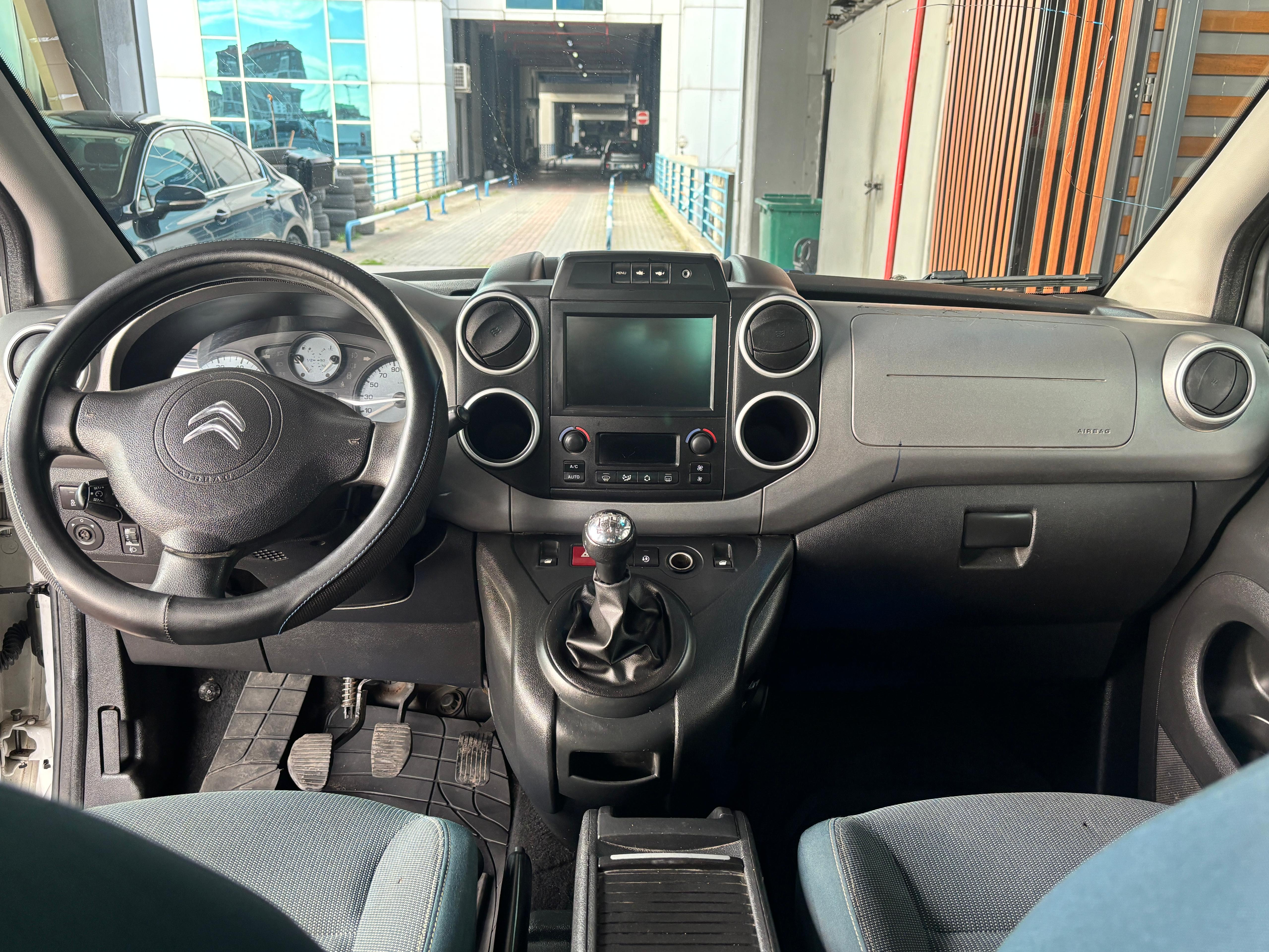 ÇINAR'DAN 2017 MODEL CİTROEN BERLİNGO EKRANLI DİJİTAL KLİMALI FUL PAKET