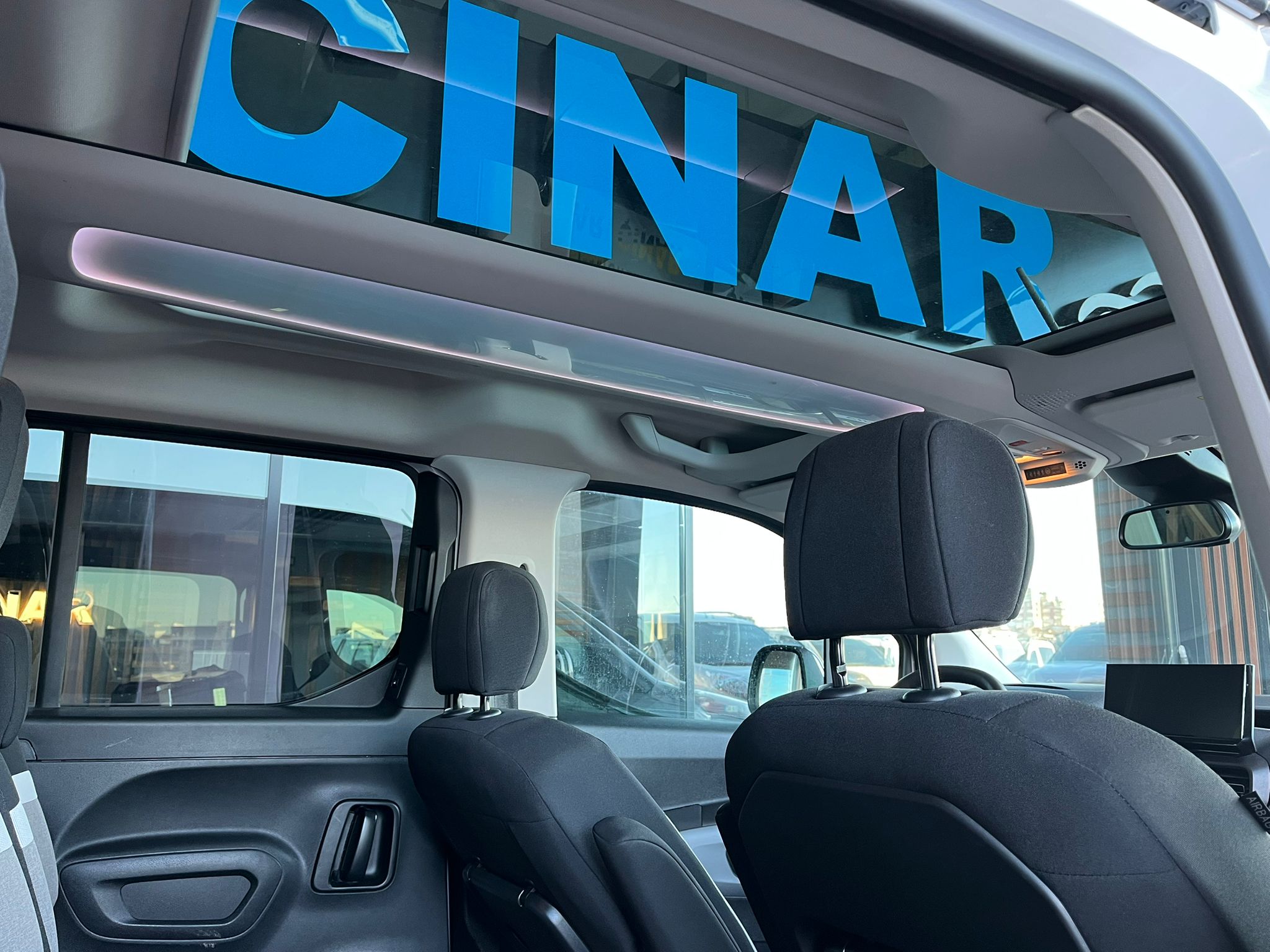 ÇINAR'DAN 2025 MODEL BERLİNGO MAX CAM TAVAN HATASIZ %20 KDV'Lİ