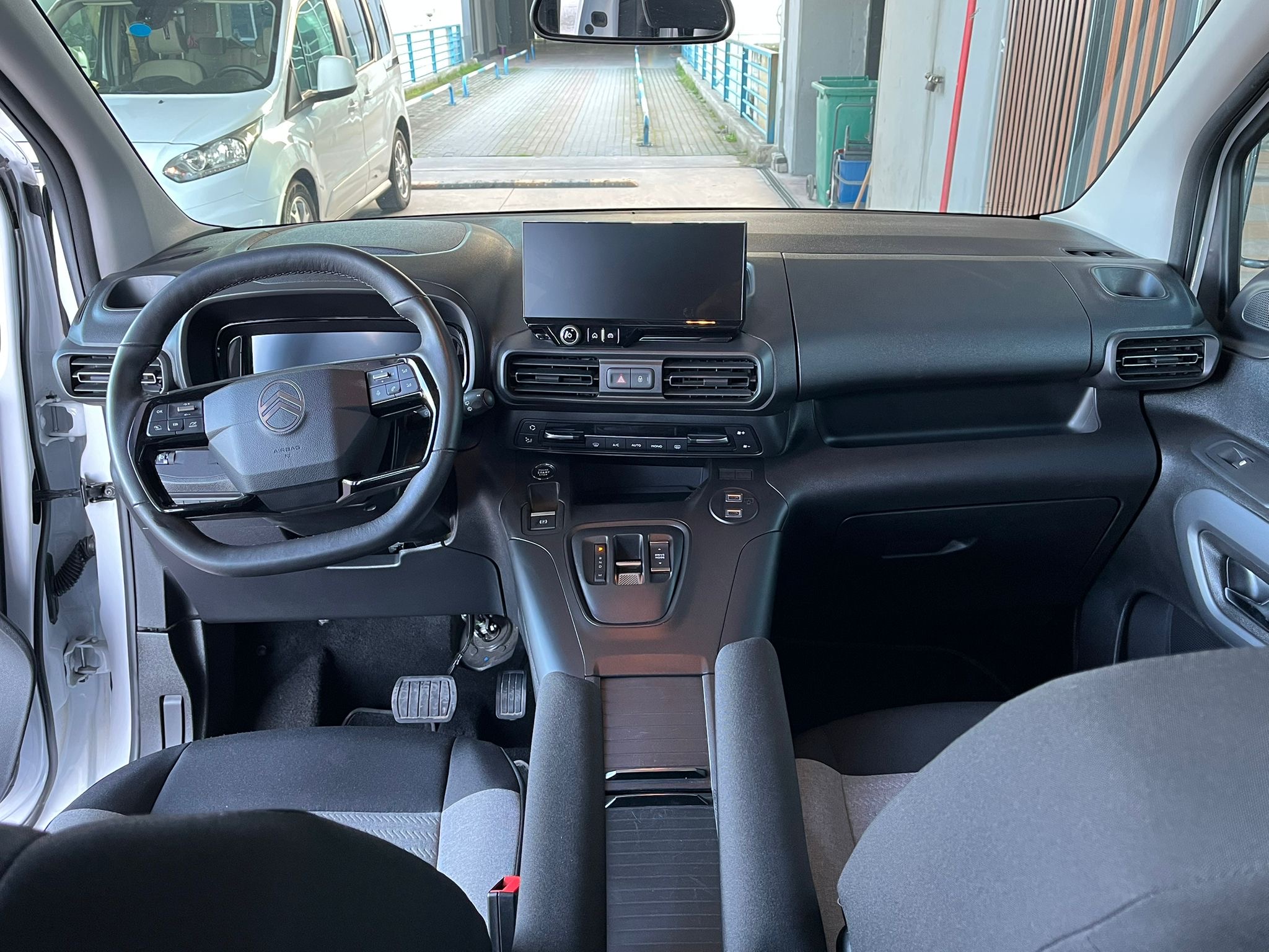 ÇINAR'DAN 2025 MODEL BERLİNGO MAX CAM TAVAN HATASIZ %20 KDV'Lİ