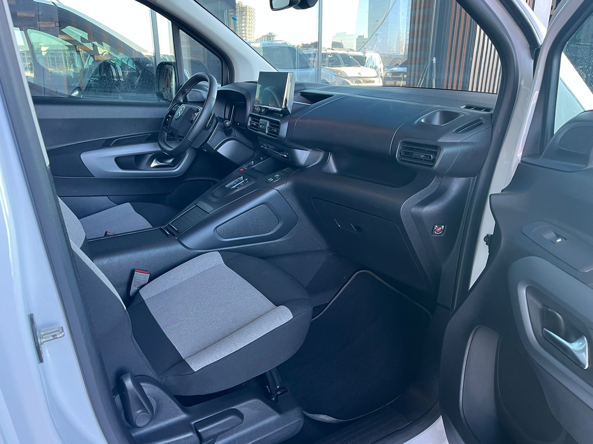 ÇINAR'DAN 2025 MODEL BERLİNGO MAX CAM TAVAN HATASIZ %20 KDV'Lİ