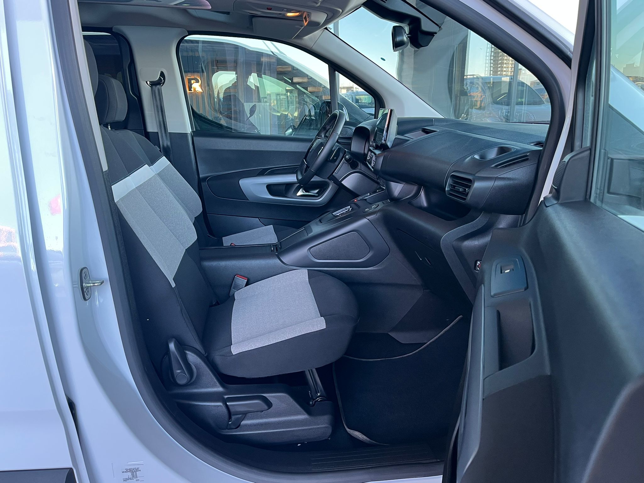 ÇINAR'DAN 2025 MODEL BERLİNGO MAX CAM TAVAN HATASIZ %20 KDV'Lİ