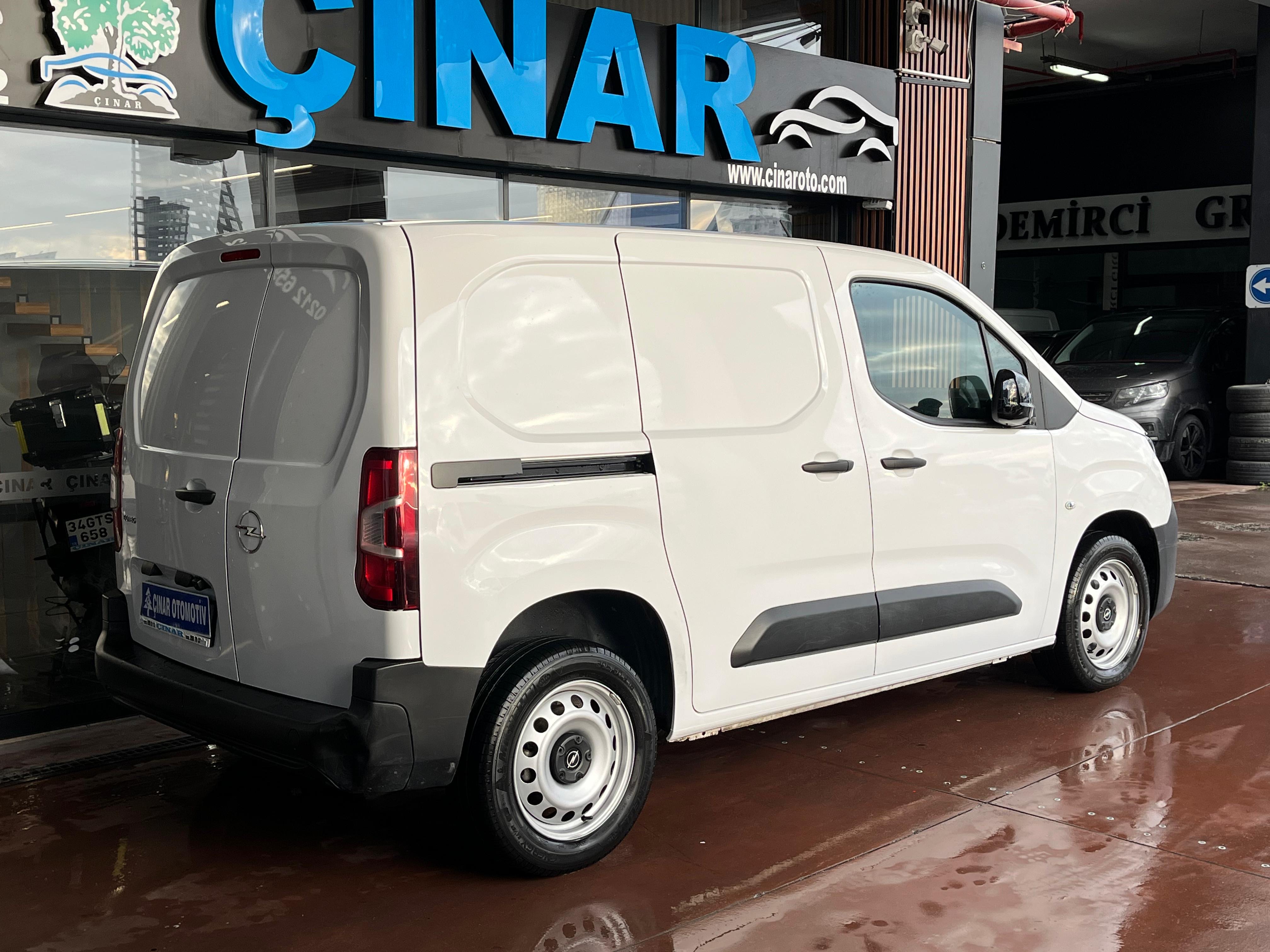 ÇINAR'DAN 2024 MODEL OPEL COMBO EDİTİON 15 BİNDE YENİ KASA