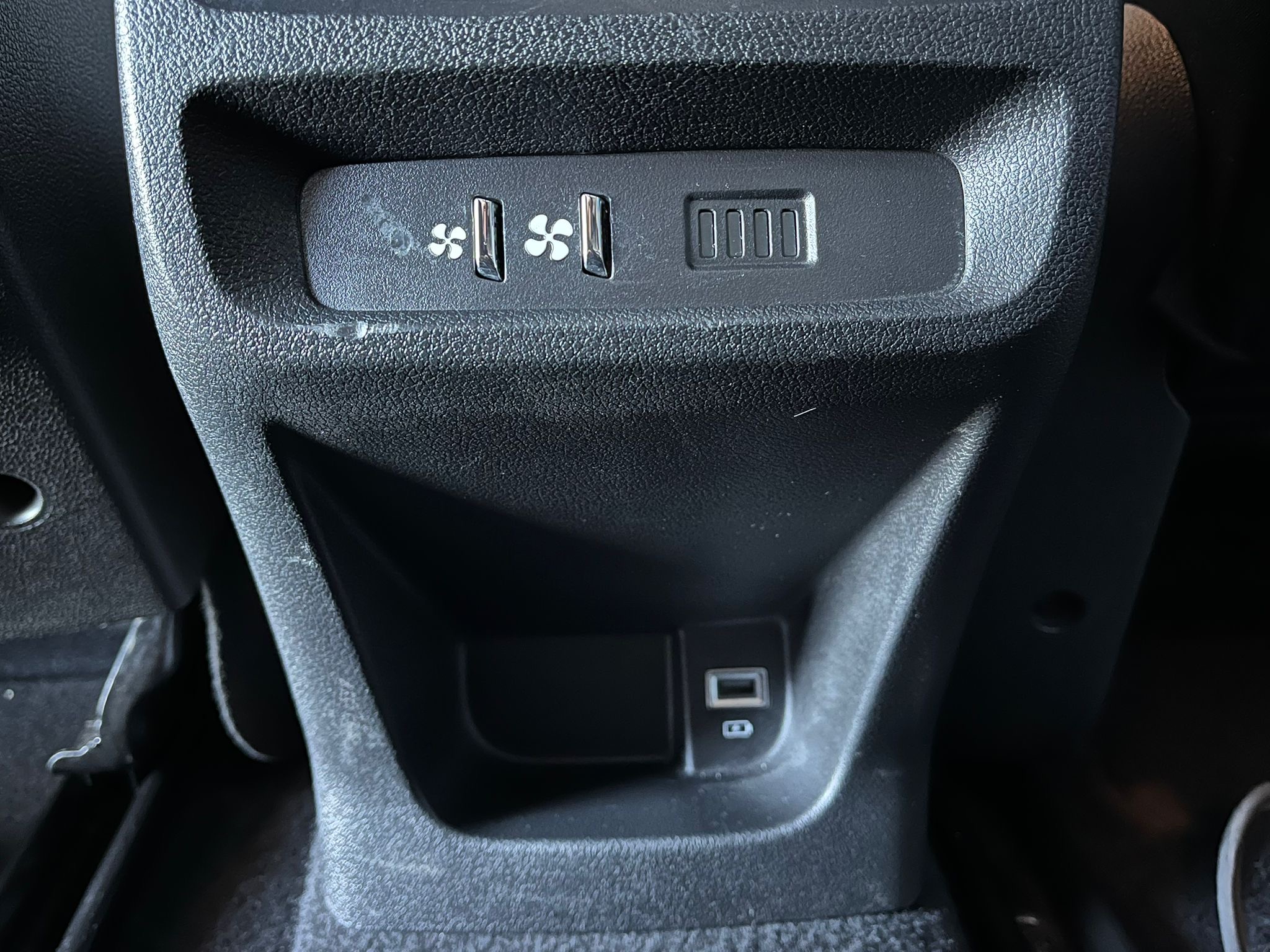 ÇINAR'DAN 2025 MODEL BERLİNGO MAX CAM TAVAN HATASIZ %20 KDV'Lİ