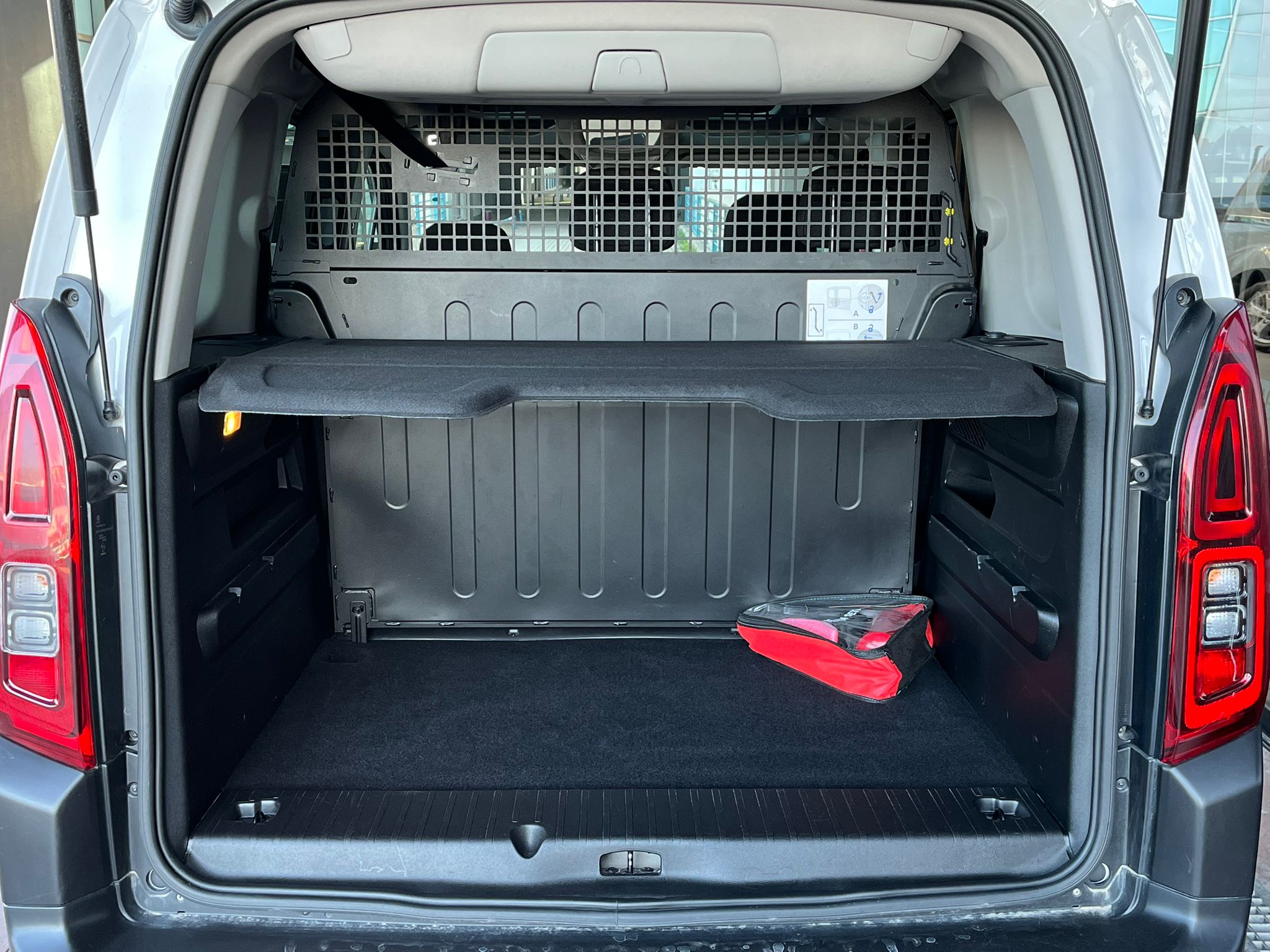 ÇINAR'DAN 2025 MODEL BERLİNGO MAX CAM TAVAN HATASIZ %20 KDV'Lİ