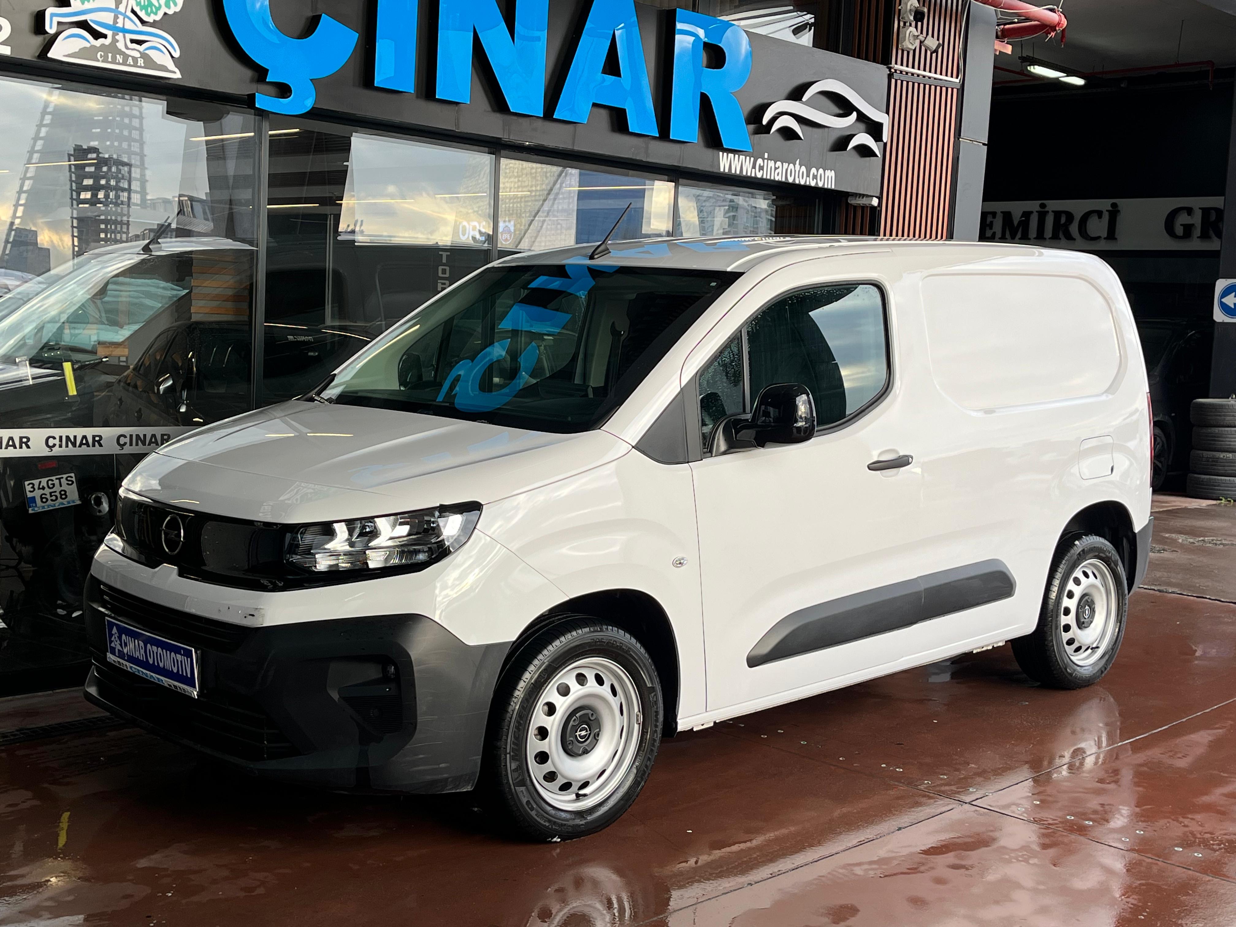ÇINAR'DAN 2024 MODEL OPEL COMBO EDİTİON 15 BİNDE YENİ KASA