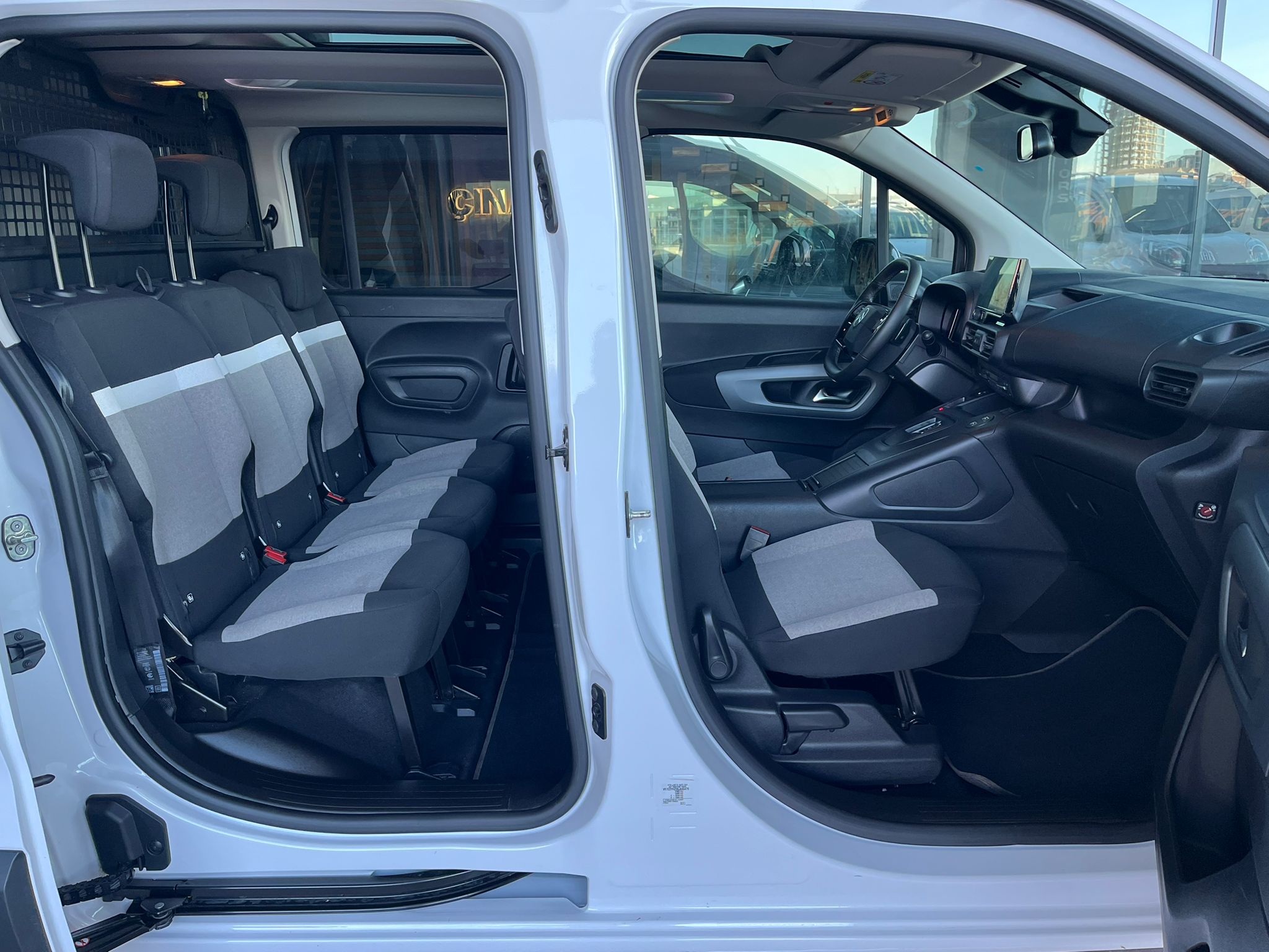 ÇINAR'DAN 2025 MODEL BERLİNGO MAX CAM TAVAN HATASIZ %20 KDV'Lİ