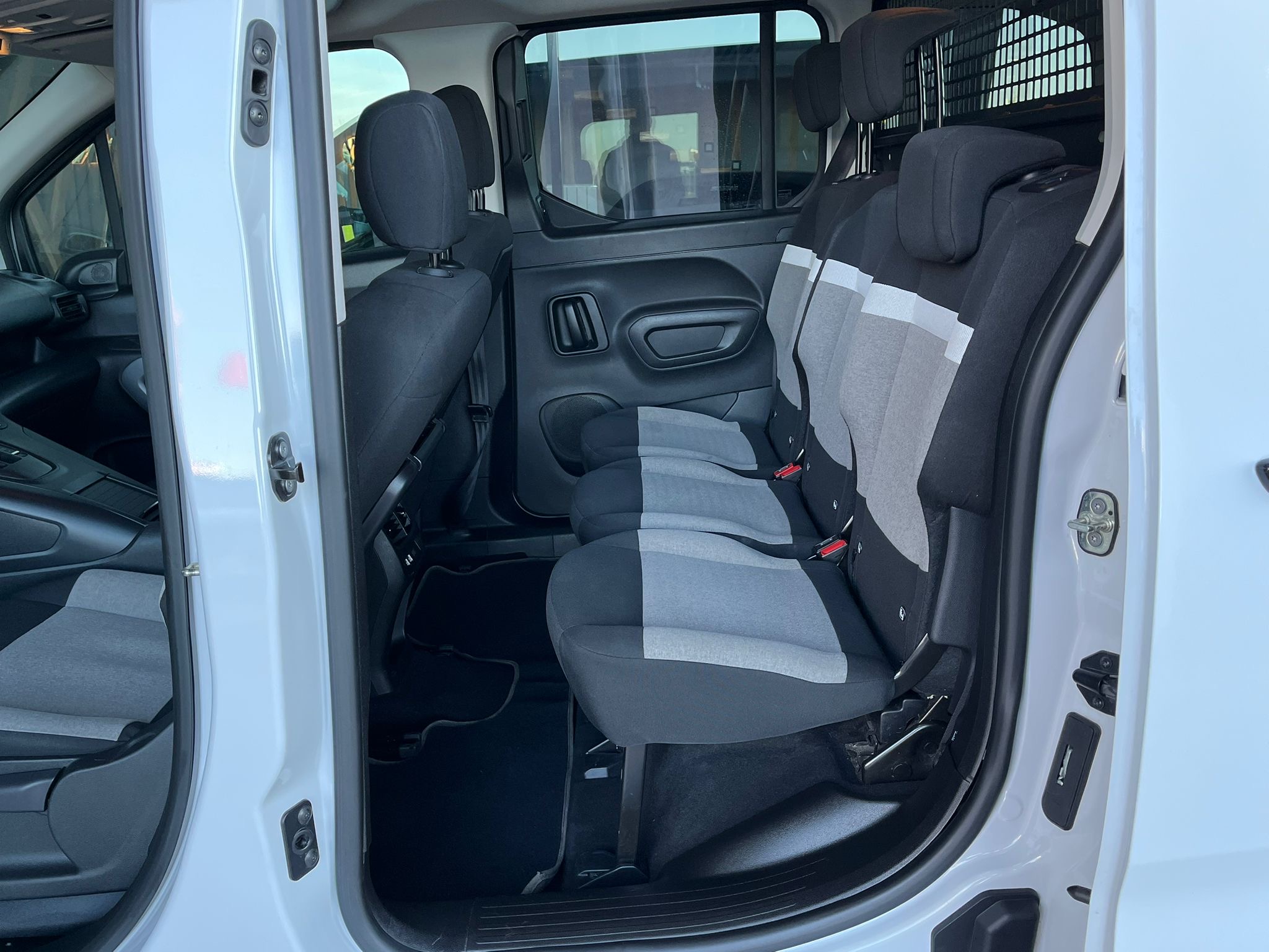 ÇINAR'DAN 2025 MODEL BERLİNGO MAX CAM TAVAN HATASIZ %20 KDV'Lİ