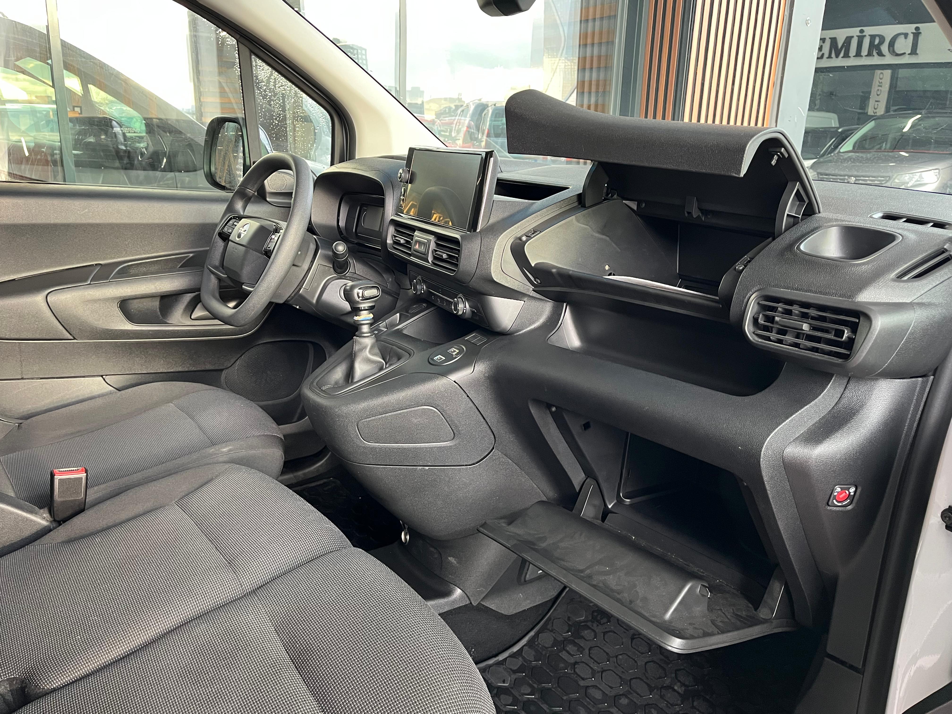 ÇINAR'DAN 2024 MODEL OPEL COMBO EDİTİON 15 BİNDE YENİ KASA