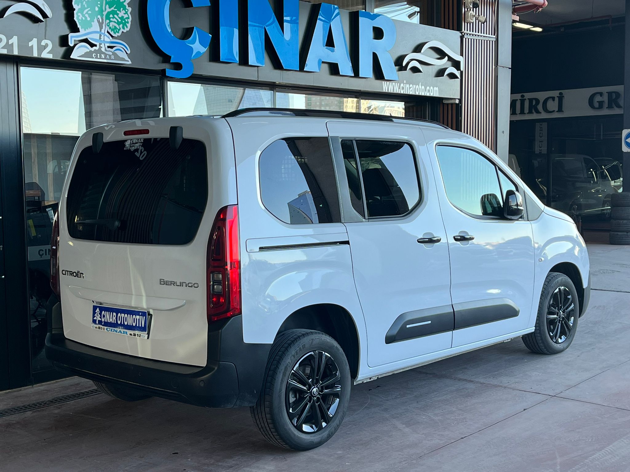 ÇINAR'DAN 2025 MODEL BERLİNGO MAX CAM TAVAN HATASIZ %20 KDV'Lİ