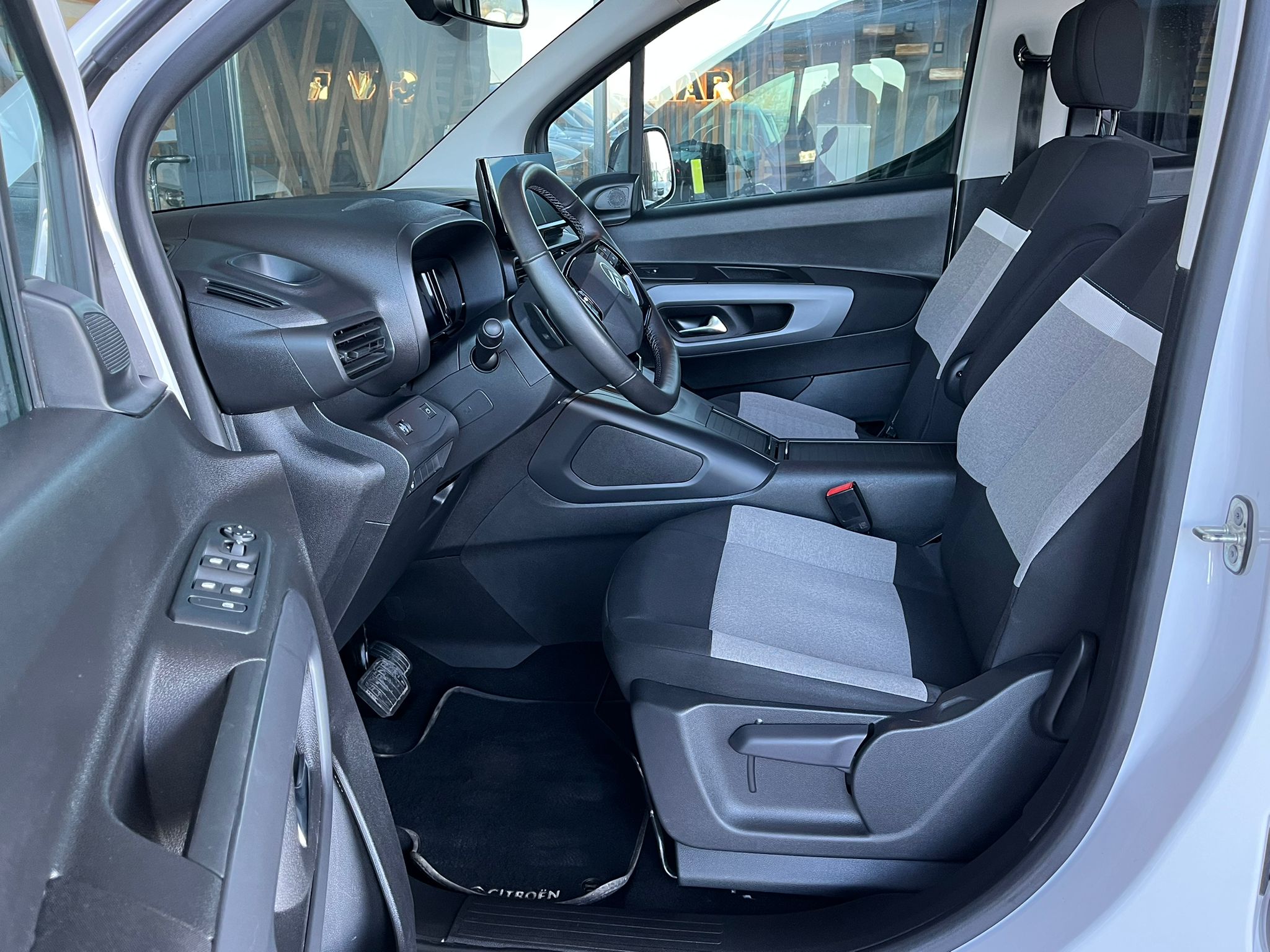 ÇINAR'DAN 2025 MODEL BERLİNGO MAX CAM TAVAN HATASIZ %20 KDV'Lİ