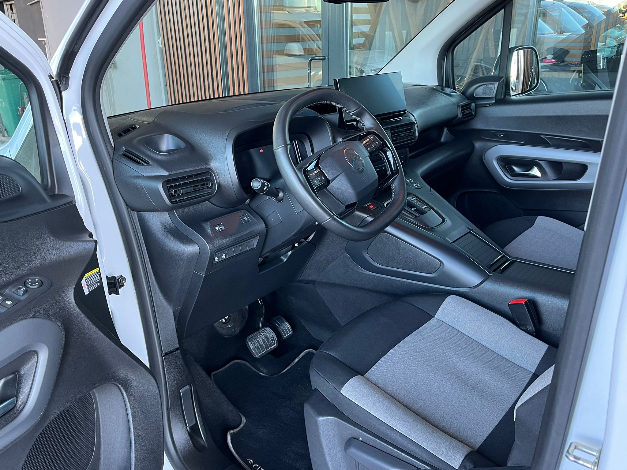 ÇINAR'DAN 2025 MODEL BERLİNGO MAX CAM TAVAN HATASIZ %20 KDV'Lİ