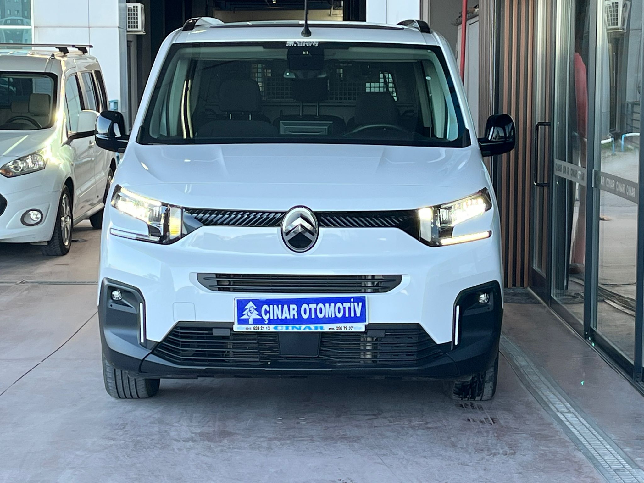 ÇINAR'DAN 2025 MODEL BERLİNGO MAX CAM TAVAN HATASIZ %20 KDV'Lİ