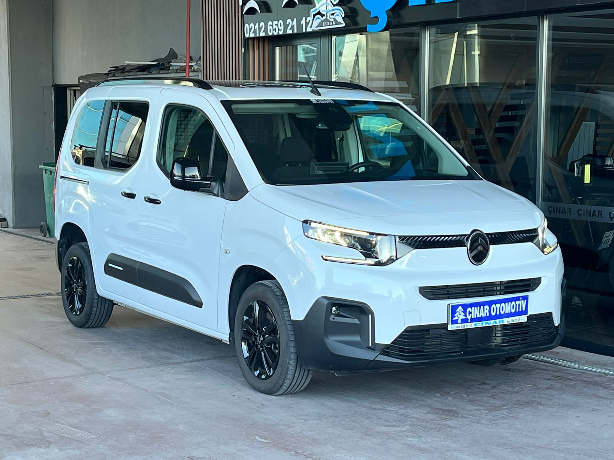 ÇINAR'DAN 2025 MODEL BERLİNGO MAX CAM TAVAN HATASIZ %20 KDV'Lİ