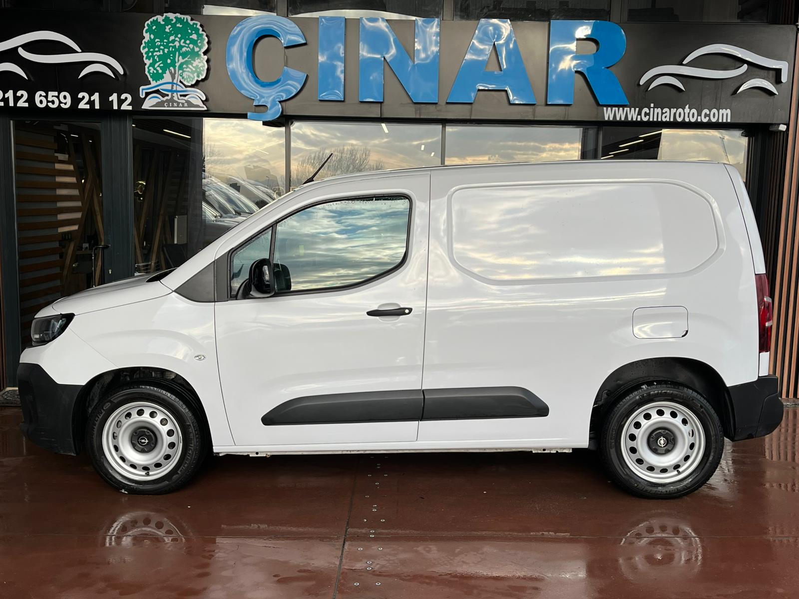 ÇINAR'DAN 2024 MODEL OPEL COMBO EDİTİON 15 BİNDE YENİ KASA