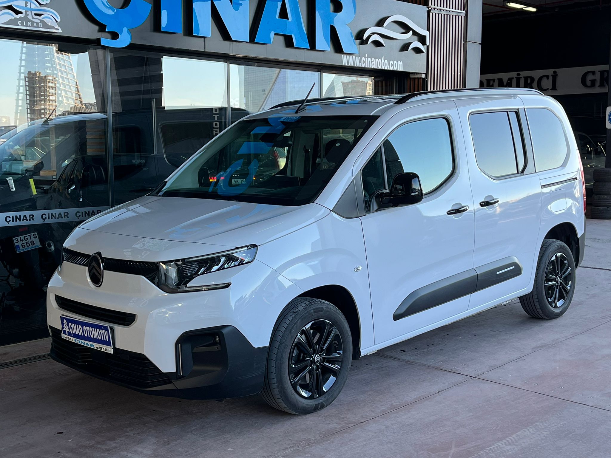 ÇINAR'DAN 2025 MODEL BERLİNGO MAX CAM TAVAN HATASIZ %20 KDV'Lİ