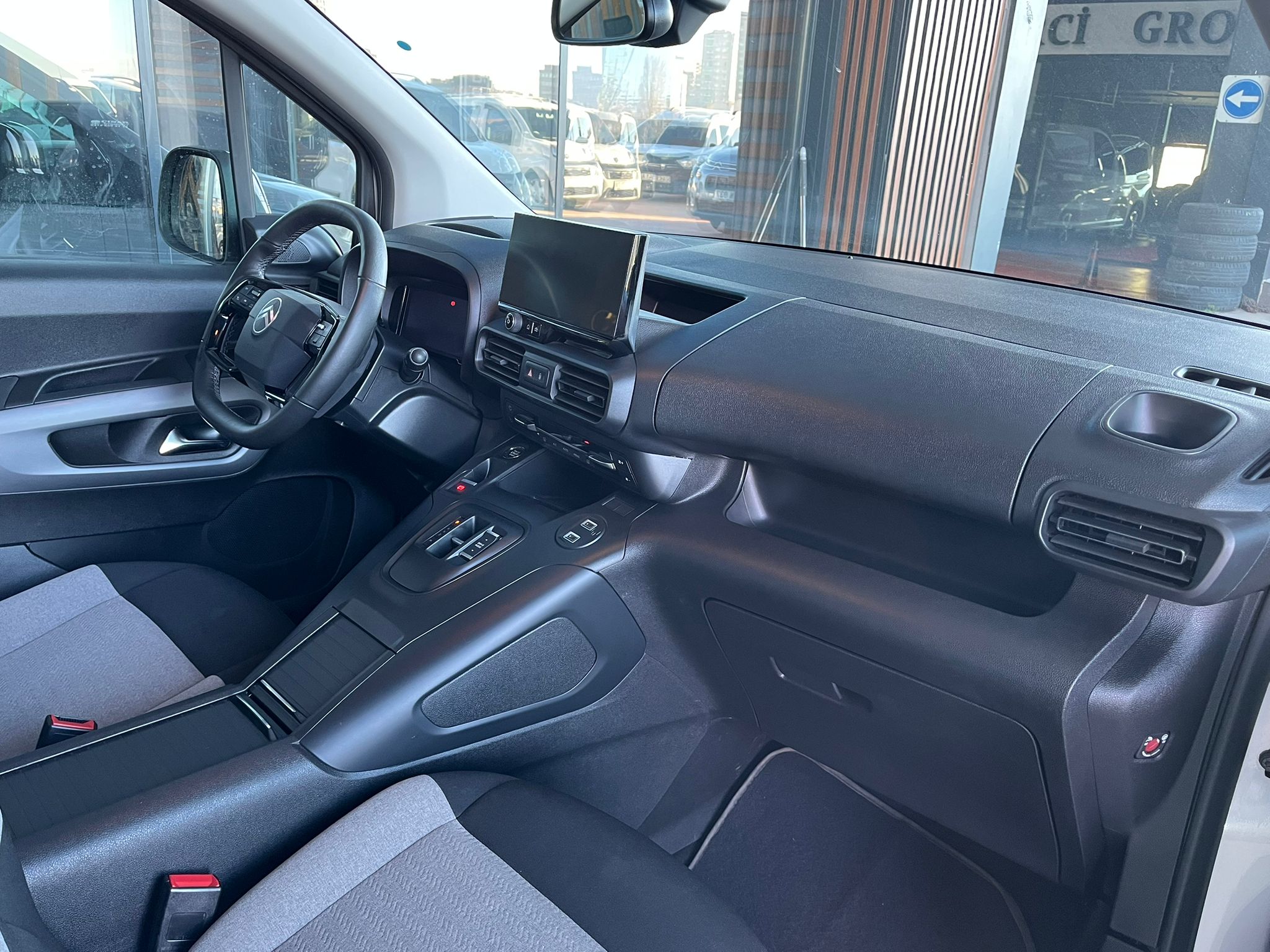 ÇINAR'DAN 2025 MODEL BERLİNGO MAX CAM TAVAN HATASIZ %20 KDV'Lİ