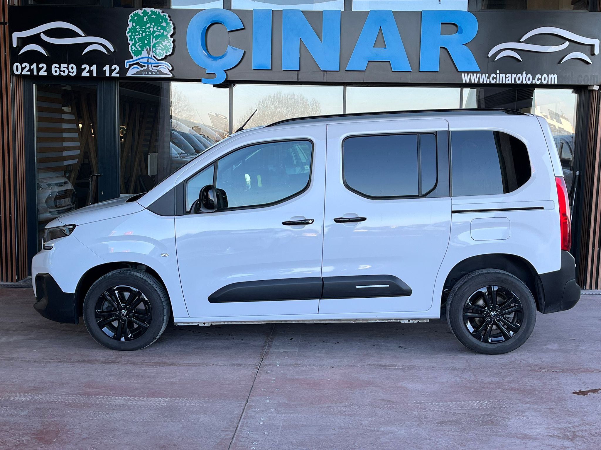 ÇINAR'DAN 2025 MODEL BERLİNGO MAX CAM TAVAN HATASIZ %20 KDV'Lİ